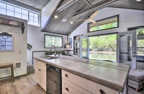 Vancouver House | 10/10 Rated Floating Home on Columbia River with Kayaks