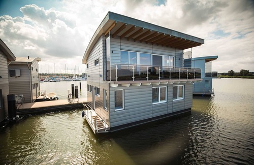 Kroeslin Boat Rental | Cozy Floating House Nr. 6 Idun with Ocean View & Spa