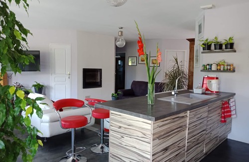 Le Langon House | Relaxing Floating House with Pool, Spa & Ocean Views