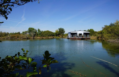 Le Langon House | Relaxing Floating House with Pool, Spa & Ocean Views