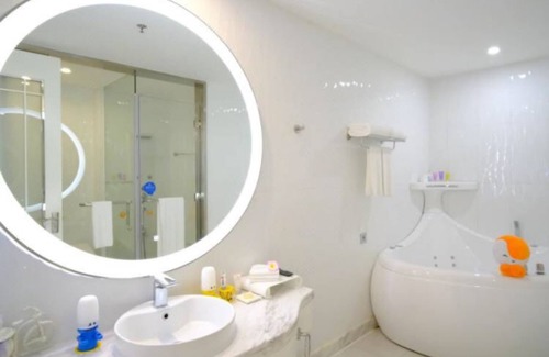 Nansha Hotel | Discover Floloving Hotel: Family-Friendly with Pool Access