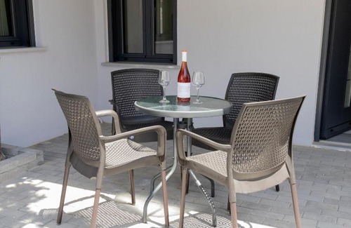 Nea Koutali Apartment | Unforgettable Stay at Flonikos Apartments: Rated 10/10