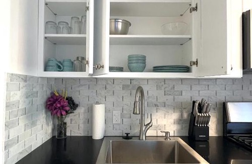 Bedford-Stuyvesant Apartment | Historic Brownstone Floor-Thru Apartment with Great Amenities