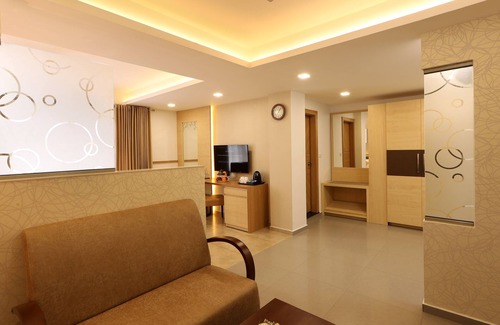 Aluva Hotel | Top-Rated Flora Charishma Residency in Aluva with Dining