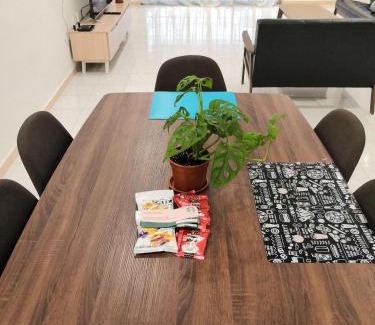 Batu Pahat House | Inviting Flora Homestay: Child-Friendly Retreat in Taman Flora