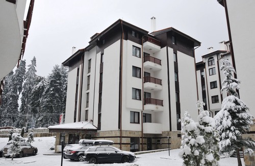 Borovets Apartment | Discover Flora Residence Daisy: Pet-Friendly Retreat with Pool