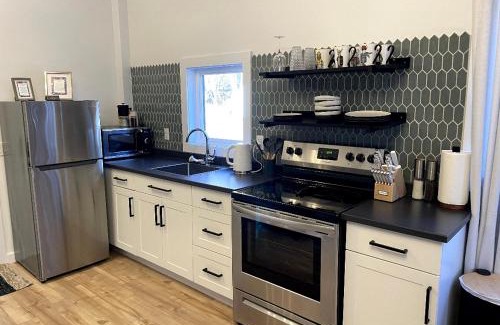 Erbs Cove House | Relax at Flora Studio on the Lake with Hot Tub Access