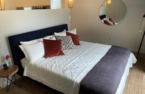 Erbs Cove House | Relax at Flora Studio on the Lake with Hot Tub Access