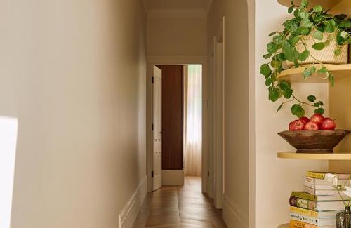 Newtown Apartment | Flora Suite