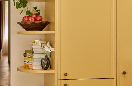 Newtown Apartment | Flora Suite