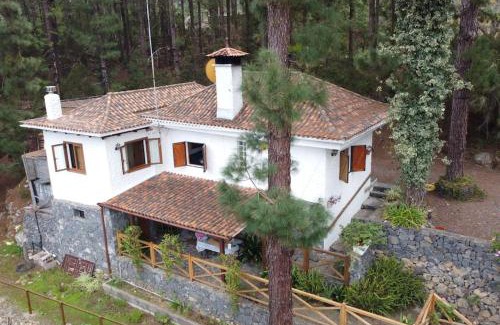 Icod de los Vinos House | Exceptional Floral Garden House – Child-Friendly Retreat!