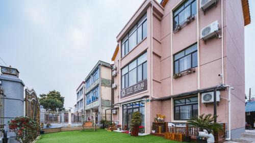 Pudong Hotel | Floral Hotel Shanghai Pudong: Family-Friendly Getaway