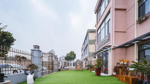 Pudong Hotel | Floral Hotel Shanghai Pudong: Family-Friendly Getaway