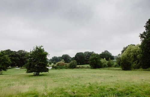 Pottersbury House | Discover Flore House: Guest Rated 9/10 for Unforgettable Stays