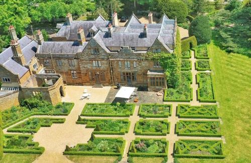 Pottersbury House | Discover Flore House: Guest Rated 9/10 for Unforgettable Stays