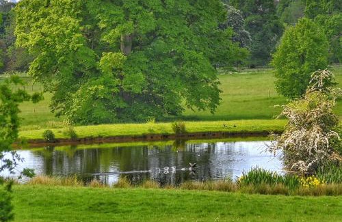 Pottersbury House | Discover Flore House: Guest Rated 9/10 for Unforgettable Stays