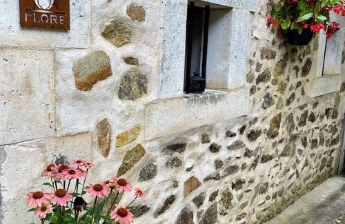 Bussiere-Badil Cottage | Flore (Vive le Vert)nnAt Vive le Vert we believe holidays are precious.