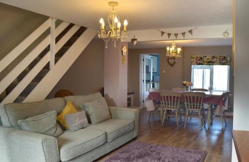Pakefield House | Pet-Friendly Florence Cottage: 4-Star Stay with High Ratings