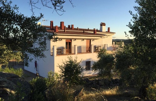 Almoharin Bed & Breakfast | Cozy Flores Amarillas B&B: Pet-Friendly with Pool & Breakfast