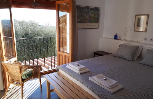 Almoharin Bed & Breakfast | Cozy Flores Amarillas B&B: Pet-Friendly with Pool & Breakfast