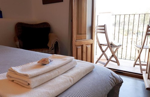 Almoharin Bed & Breakfast | Cozy Flores Amarillas B&B: Pet-Friendly with Pool & Breakfast