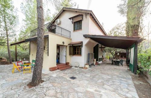 Trimiklini House | Exceptional Stay at Floropounta: Pet and Child Friendly!