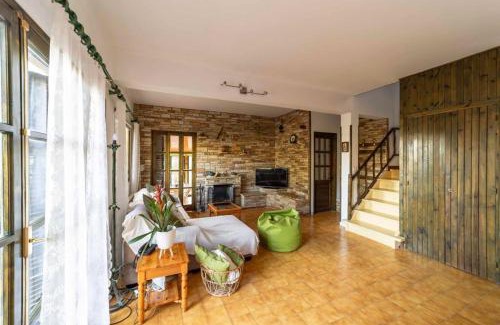 Trimiklini House | Exceptional Stay at Floropounta: Pet and Child Friendly!