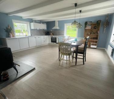 Roan House | Flott feriehus ved sjøen