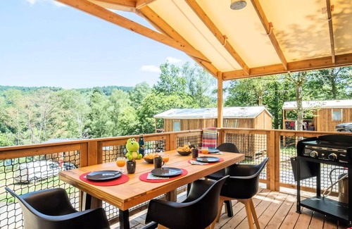 Treignac House | Lake View Lodge: Premium 3-Room Stay at Campsite Flower
