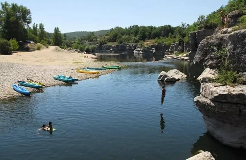 Ruoms Villa | Enjoy Nature at Flower Camping Les Paillotes en Ardèche