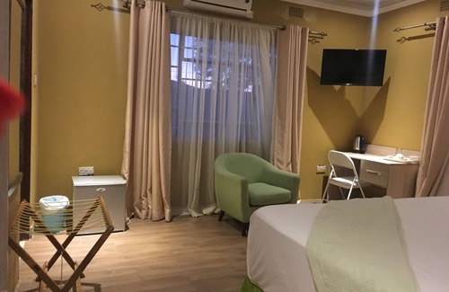Mahalapye House | Cozy Flower Inn Guest House with Pool and Breakfast Included