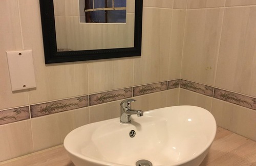 Mahalapye House | Cozy Flower Inn Guest House with Pool and Breakfast Included