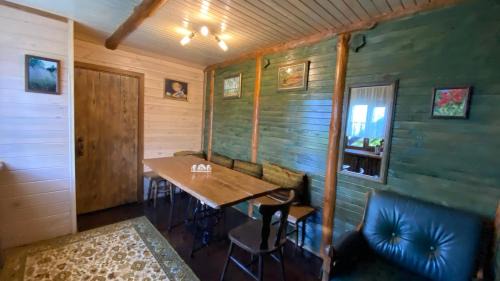 Volyn Oblast Apartment | Guest Rated 10/10 at Flower Street - Family-Friendly Stay