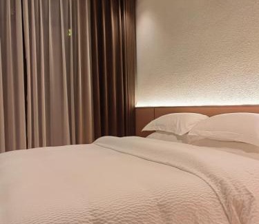 Yongding House | Guest Rated 9.8: Flower Whisperer Homestay with Hot Tub