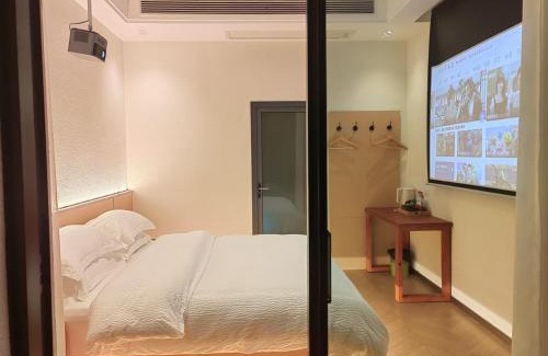 Yongding House | Guest Rated 9.8: Flower Whisperer Homestay with Hot Tub