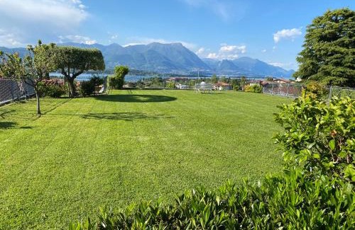 Montinelle Apartment | Flowers & garden apartment con vista lago