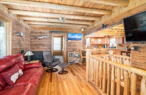 Two Harbors House | Serene Flowing Waters with Family-Friendly Amenities
