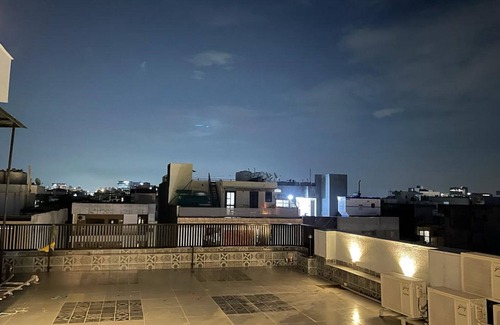 Gurugram Apartment | Explore FlxHo Duo-Golf Course Road: Family-Friendly Retreat