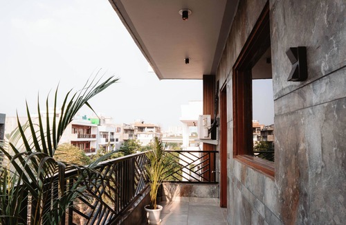 Gurugram Apartment | Explore FlxHo Duo-Golf Course Road: Family-Friendly Retreat
