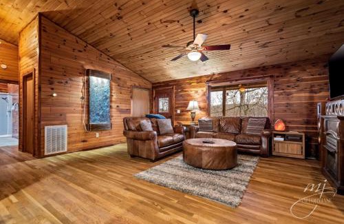 Compton House | Modern Fly Away Cabin: Pet-Friendly Retreat with Hot Tub