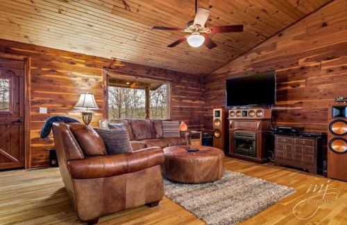 Compton House | Modern Fly Away Cabin: Pet-Friendly Retreat with Hot Tub