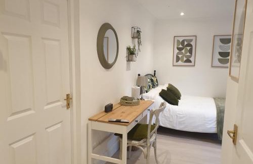 Duxford Apartment | Fly By Hotel: Guest Rated 9.6/10 for Your Next Stay