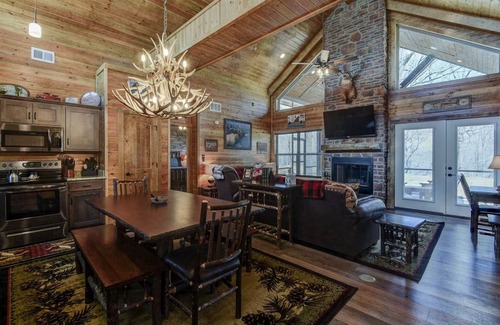 Branson Cedars Cabin | Fly Rod Lodge: Pet-Friendly Retreat with Spa & Pool Access