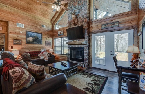Branson Cedars Cabin | Fly Rod Lodge: Pet-Friendly Retreat with Spa & Pool Access