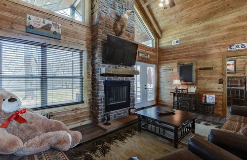 Branson Cedars Cabin | Fly Rod Lodge: Pet-Friendly Retreat with Spa & Pool Access