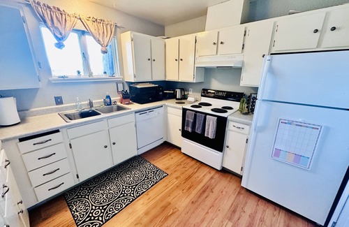 Kodiak House | Experience Flying Bear: 3-Bedroom Comfort with Breakfast