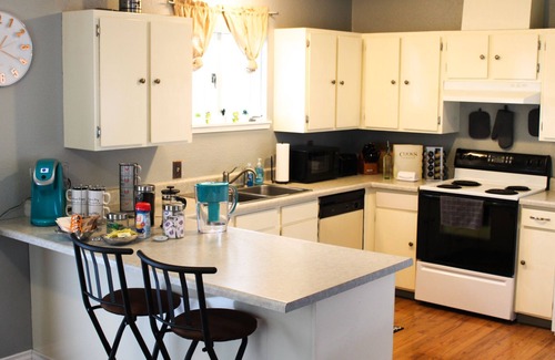 Kodiak House | Experience Flying Bear: 3-Bedroom Comfort with Breakfast