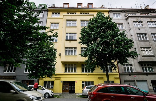 Bubenec Apartment | Comfortable Flying Bed Apartment near the Castle with Kitchen