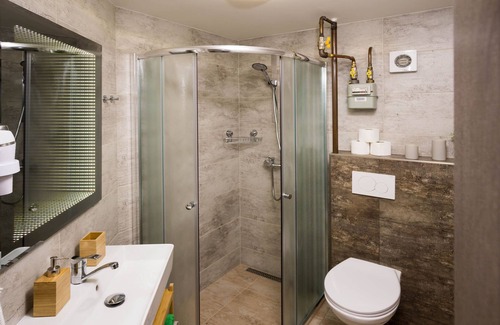 Bubenec Apartment | Comfortable Flying Bed Apartment near the Castle with Kitchen