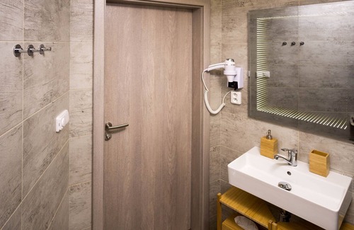 Bubenec Apartment | Comfortable Flying Bed Apartment near the Castle with Kitchen